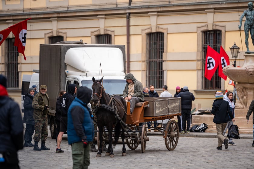Plan zdjęciowy w okolicach Uniwersytetu Wrocławskiego. - Z uwagi na szczególne tło historyczne serialu (nazistowskie Niemcy lat 30. XX wieku), w przestrzeni miasta powstaną plany scenograficzne, uwzględniające określone znaki i symbole, charakterystyczne dla danego okresu historycznego, których nie należy w żaden sposób interpretować dosłownie – są jedynie dekoracją do filmu - informuje producent filmu